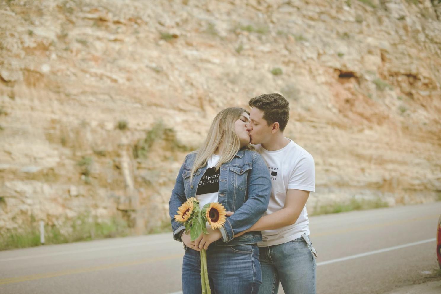 Семья на консультации с психологом, обсуждение семейных вопросов в комфортной обстановке